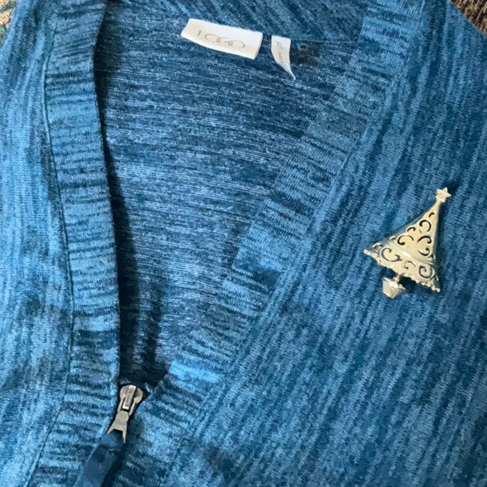 Christmas Tree Holiday Pin - Picture 4 of 4